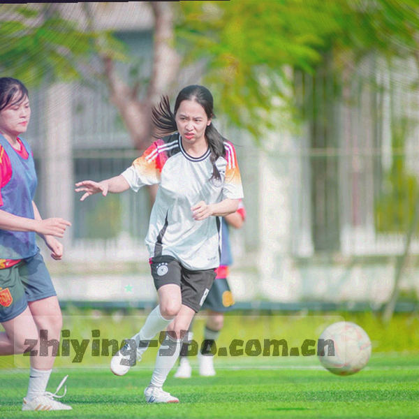 三个圆角方块代表不同端应用图标，颜色为绿、金、紫